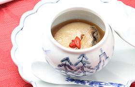 画像：ふかひれと鮑の壺蒸し