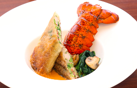 画像：オマール海老とモッツァレラチーズのブリック包み焼き