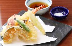画像：大海老と季節の野菜の天ぷら