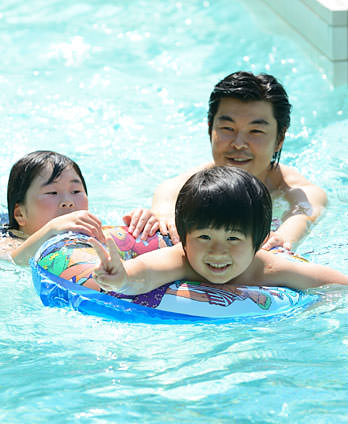 温泉でゆったりしたい人も、プールで思いっきり遊びたい人も、みんな一緒に楽しめる！