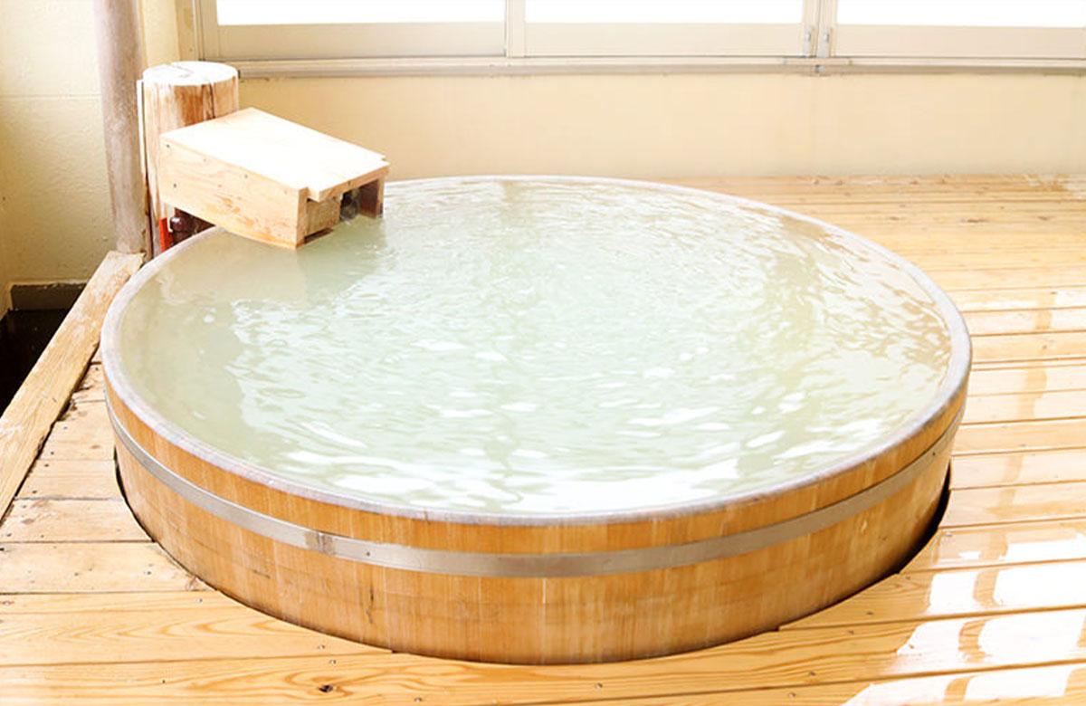 檜造りの浴槽 半露天風呂付洋室