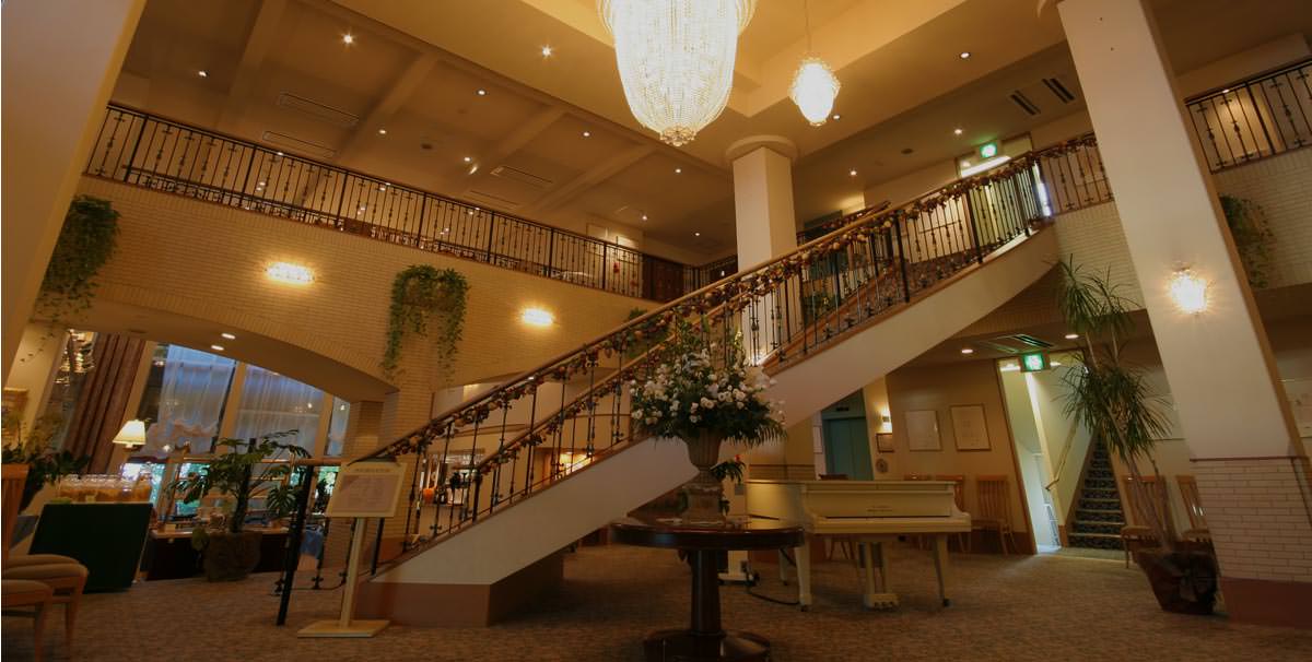 大きな螺旋階段と吹き抜け非日常を演出するハイグレードなプレミアムホテル